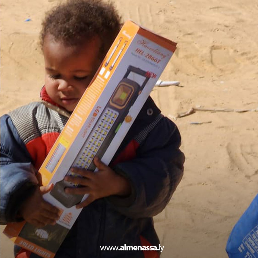 04 31 منظمة الهجرة توزع مساعدات إنسانية على لاجئين سودانيين متضررين من حريق بالكفرة