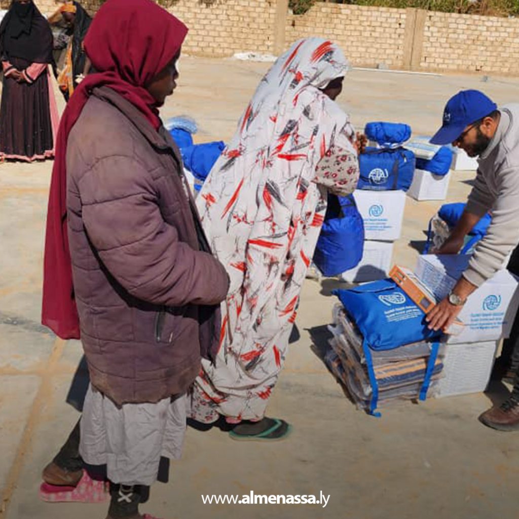 05 32 منظمة الهجرة توزع مساعدات إنسانية على لاجئين سودانيين متضررين من حريق بالكفرة