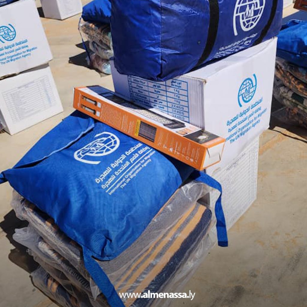 06 28 منظمة الهجرة توزع مساعدات إنسانية على لاجئين سودانيين متضررين من حريق بالكفرة