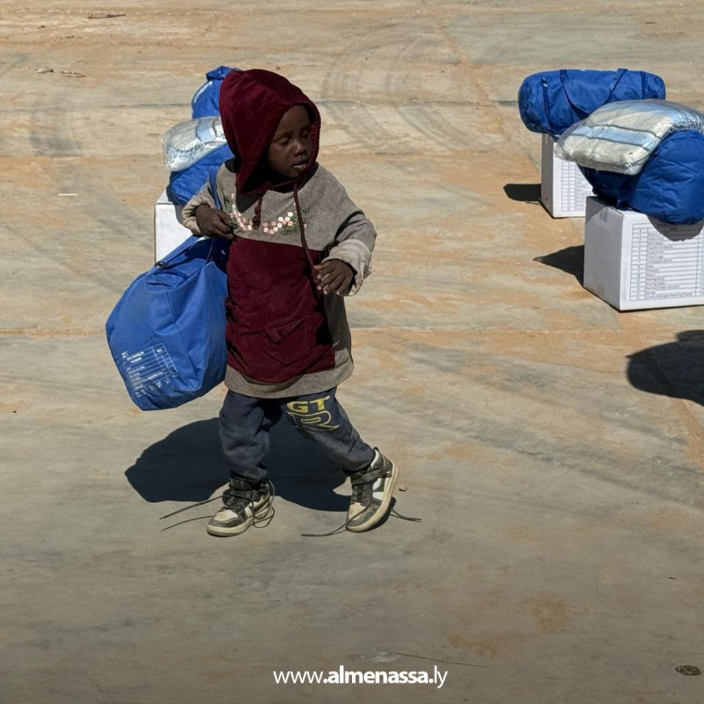 08 16 منظمة الهجرة توزع مساعدات إنسانية على لاجئين سودانيين متضررين من حريق بالكفرة