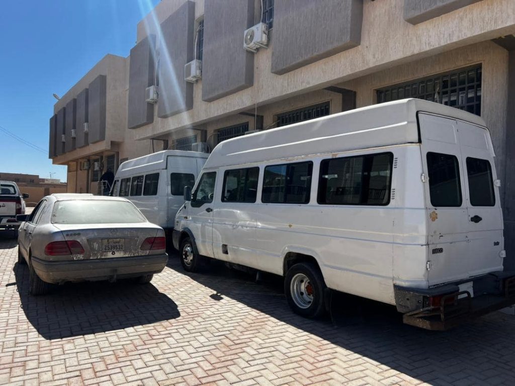 1 2 الدوريات الأمنية بالجبل الغربي تضبط مهاجرين غير شرعيين ومركبات مسروقة