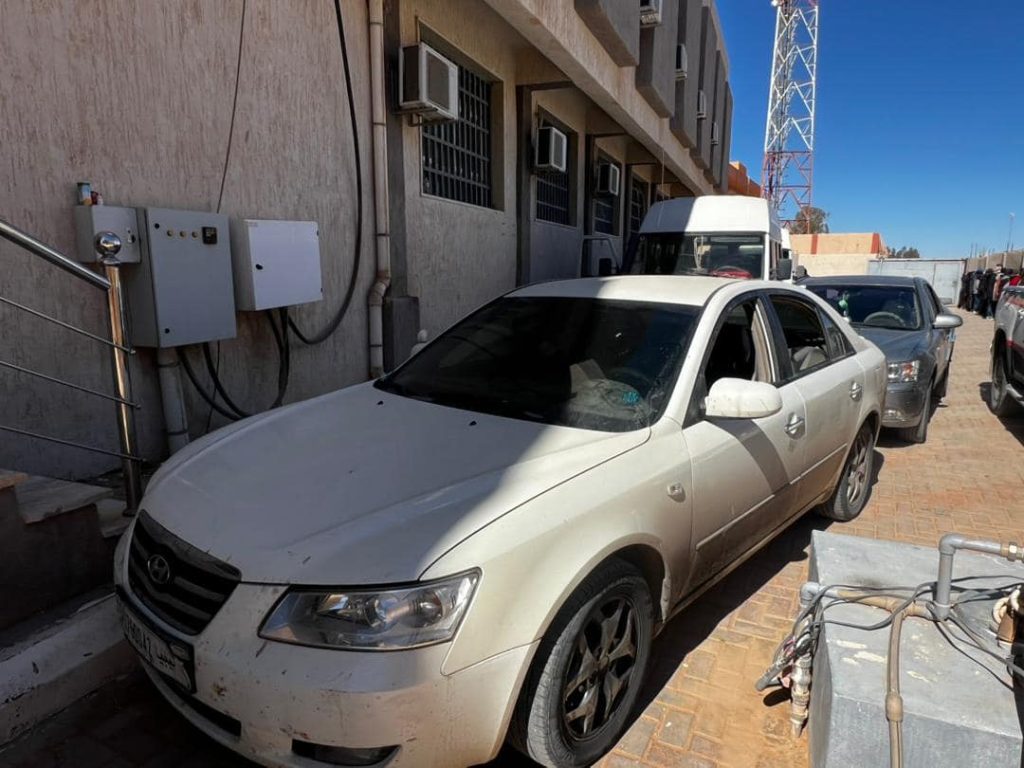 2 2 الدوريات الأمنية بالجبل الغربي تضبط مهاجرين غير شرعيين ومركبات مسروقة