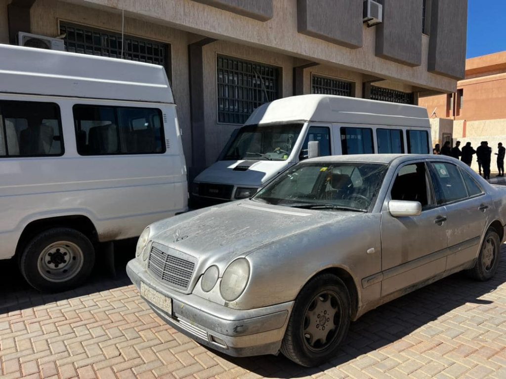 4 2 الدوريات الأمنية بالجبل الغربي تضبط مهاجرين غير شرعيين ومركبات مسروقة