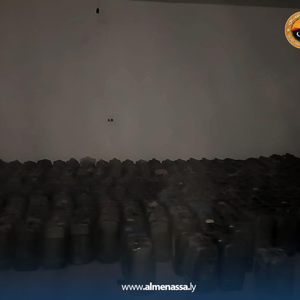 dhfgn المنطقة العسكرية الساحل الغربي تضبط آلاف الليترات من الوقود المهرب بمدينة العجيلات