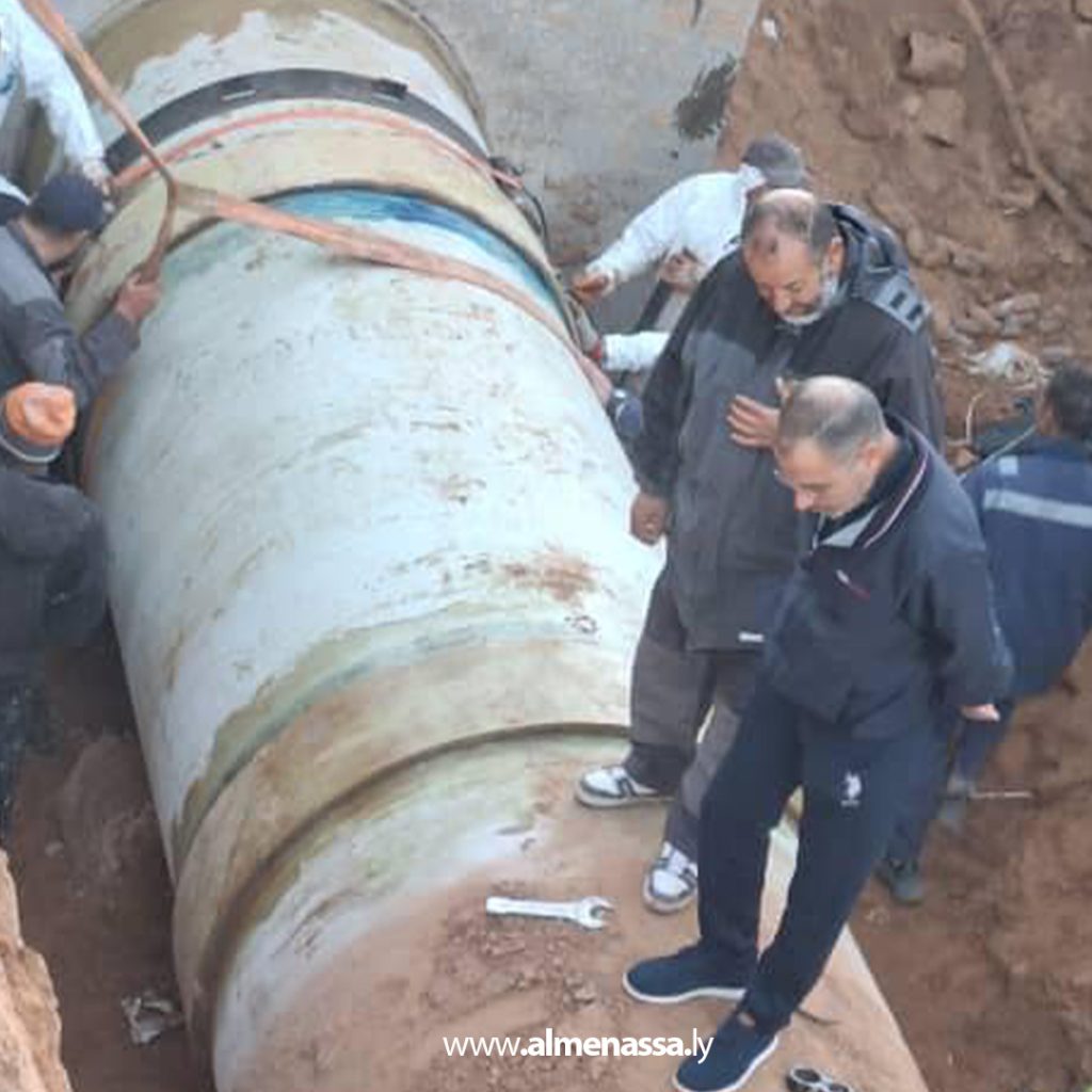 extra1 3 رئيس اللجنة الإدارية بمشروع النهر الصناعي يتفقد استبدال الأنبوب المتضرر بخط نقل المياه أبوزيان الرحيبات