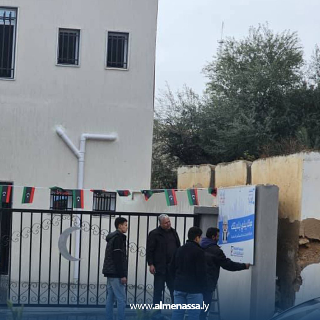 sfghn الشروع في تركيب لوحات التوعية بأهمية التسجيل في سجل الناخبين