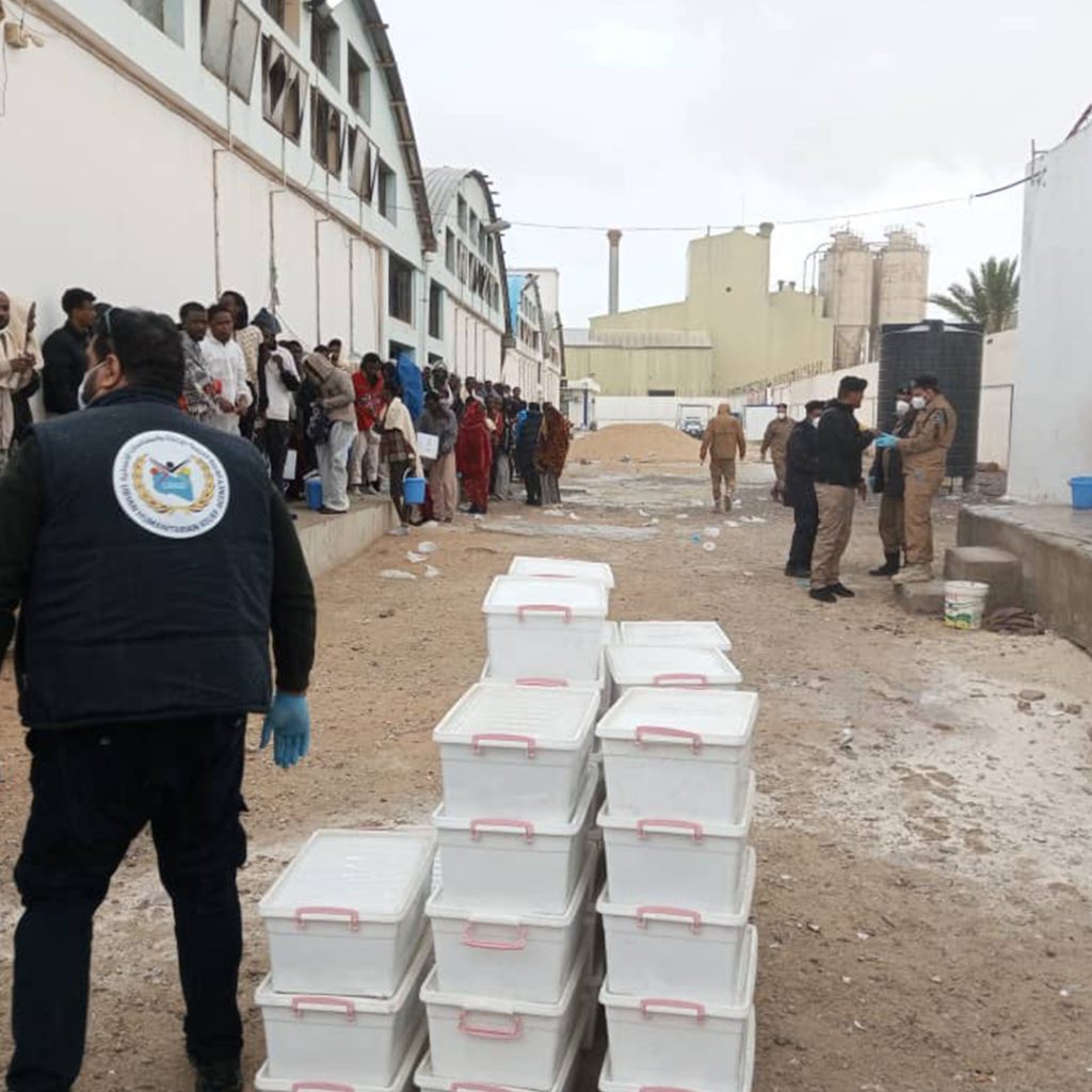 بسر الهيئة الليبية للإغاثة تقدم مساعدات إيوائية للمهاجرين غير الشرعيين في بنغازي