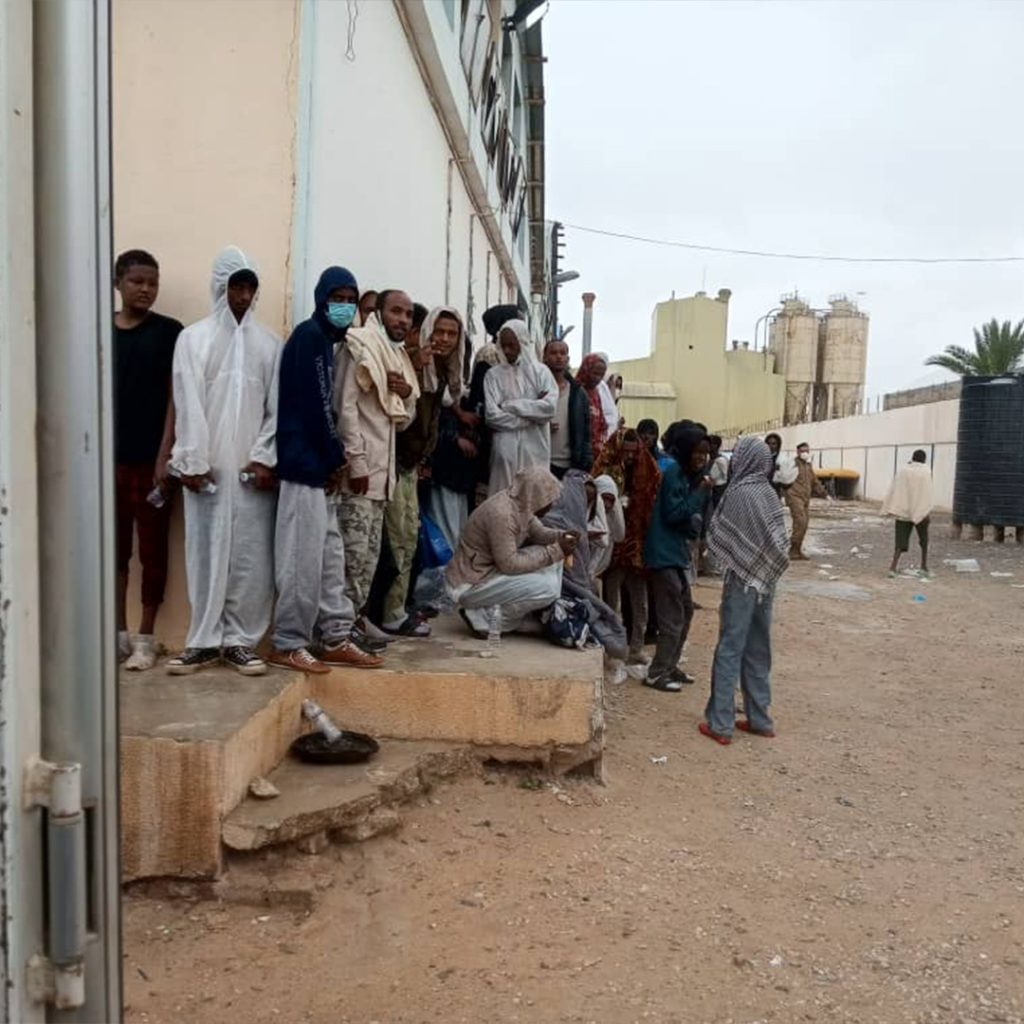 بلى 3 الهيئة الليبية للإغاثة تقدم مساعدات إيوائية للمهاجرين غير الشرعيين في بنغازي