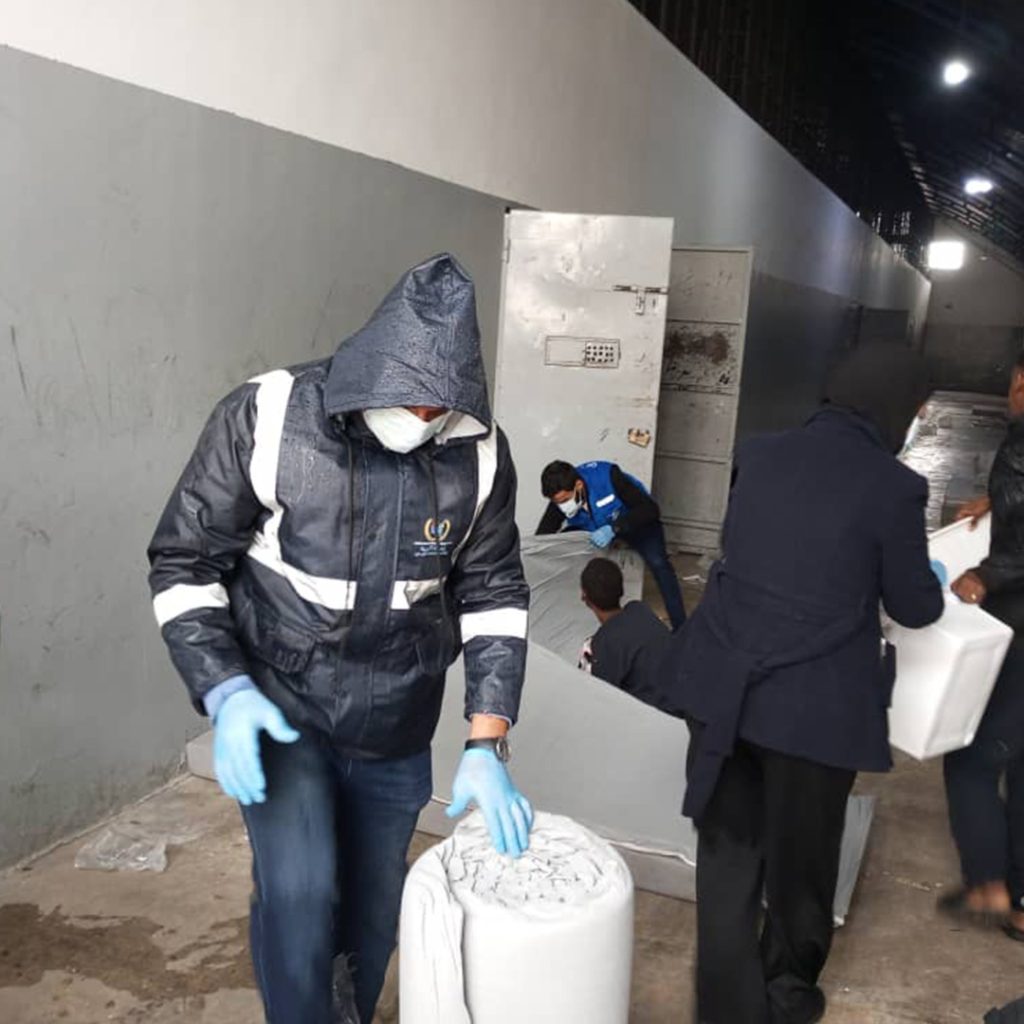 سر الهيئة الليبية للإغاثة تقدم مساعدات إيوائية للمهاجرين غير الشرعيين في بنغازي