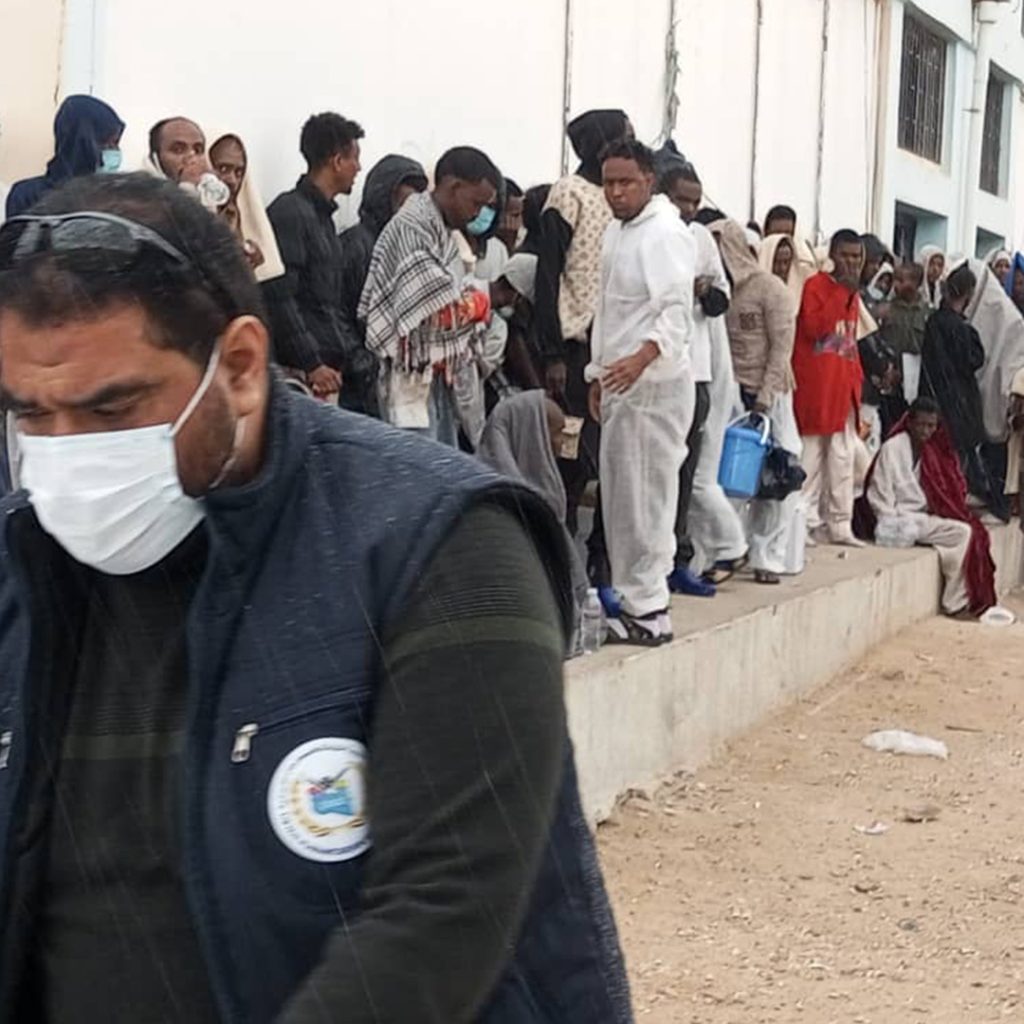 لا الهيئة الليبية للإغاثة تقدم مساعدات إيوائية للمهاجرين غير الشرعيين في بنغازي