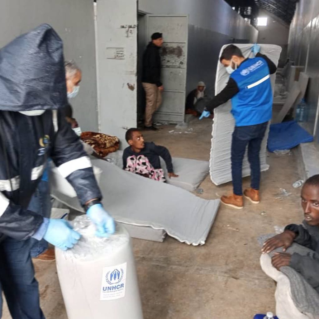 ىىى الهيئة الليبية للإغاثة تقدم مساعدات إيوائية للمهاجرين غير الشرعيين في بنغازي