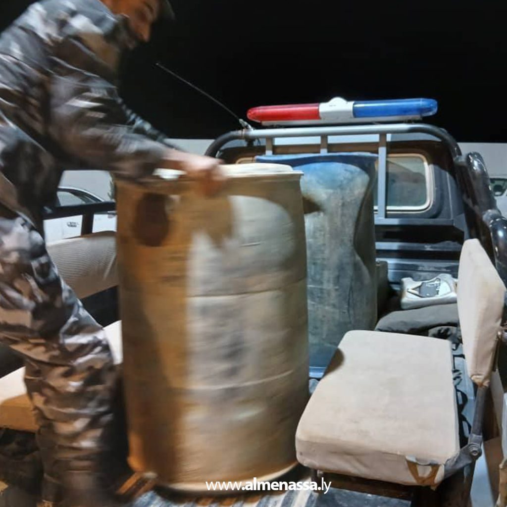 إحباط محاولة تهريب وقود في زلة ضمن حملة أمنية لمكافحة التهريب 2 04 32 إحباط محاولة تهريب وقود في زلة ضمن حملة أمنية لمكافحة التهريب