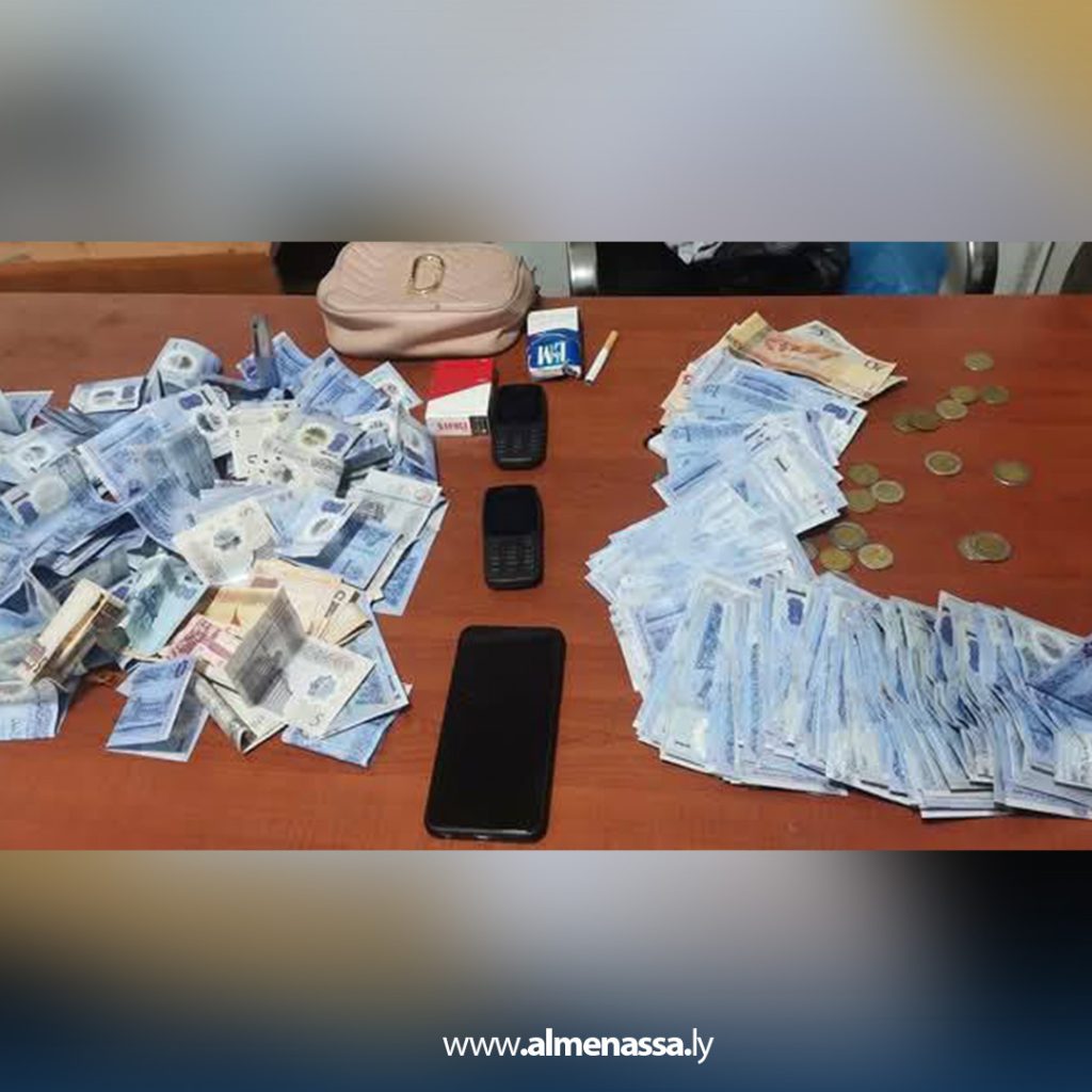 df 1 دوريات أمن صبراته تضبط متسولين متلبسين بحيازة أموال وتعاطي السجائر