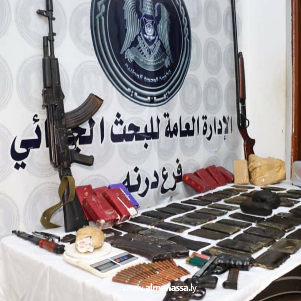 extra1 124 ضبط شخص يقوم بجلب أسلحة ومخدرات لبيعها في درنة
