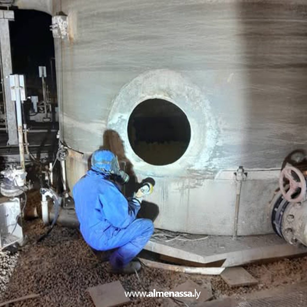 extra1 173 تواصل أعمال صيانة خزان وحدة إنتاج الكلور بمحطة كهرباء الزاوية المزدوجة