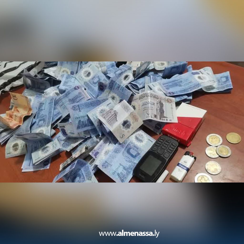 w دوريات أمن صبراته تضبط متسولين متلبسين بحيازة أموال وتعاطي السجائر