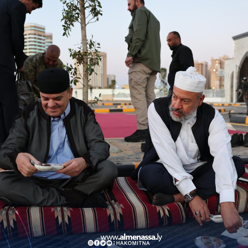 بلى 32 الدبيبة يشارك في مأدبة إفطار رمضانية مع عمال شركة الخدمات العامة بطرابلس