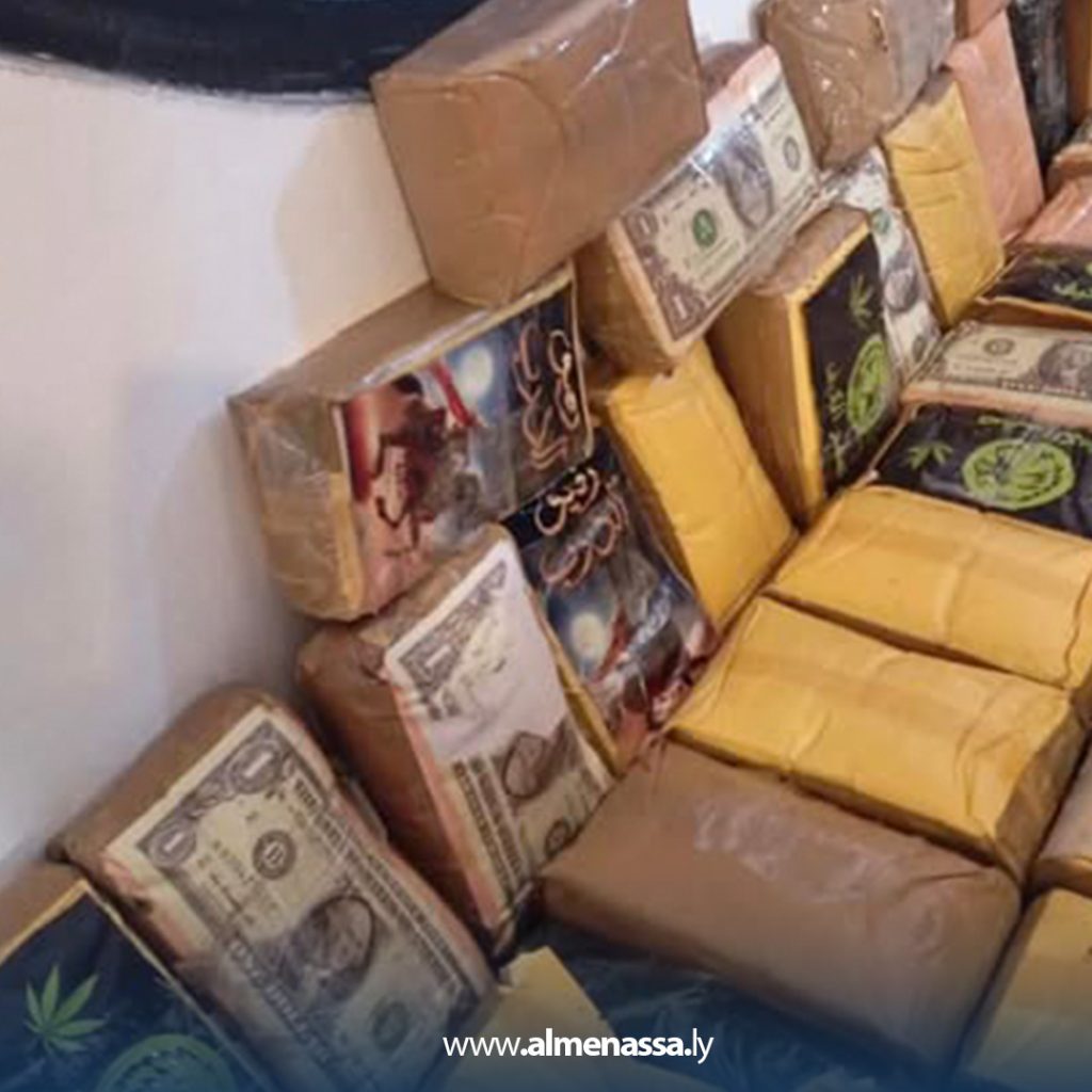 لاة 3 ضبط مركبة محملة بالمخدرات والأسلحة في بني وليد بعد حادث مروري