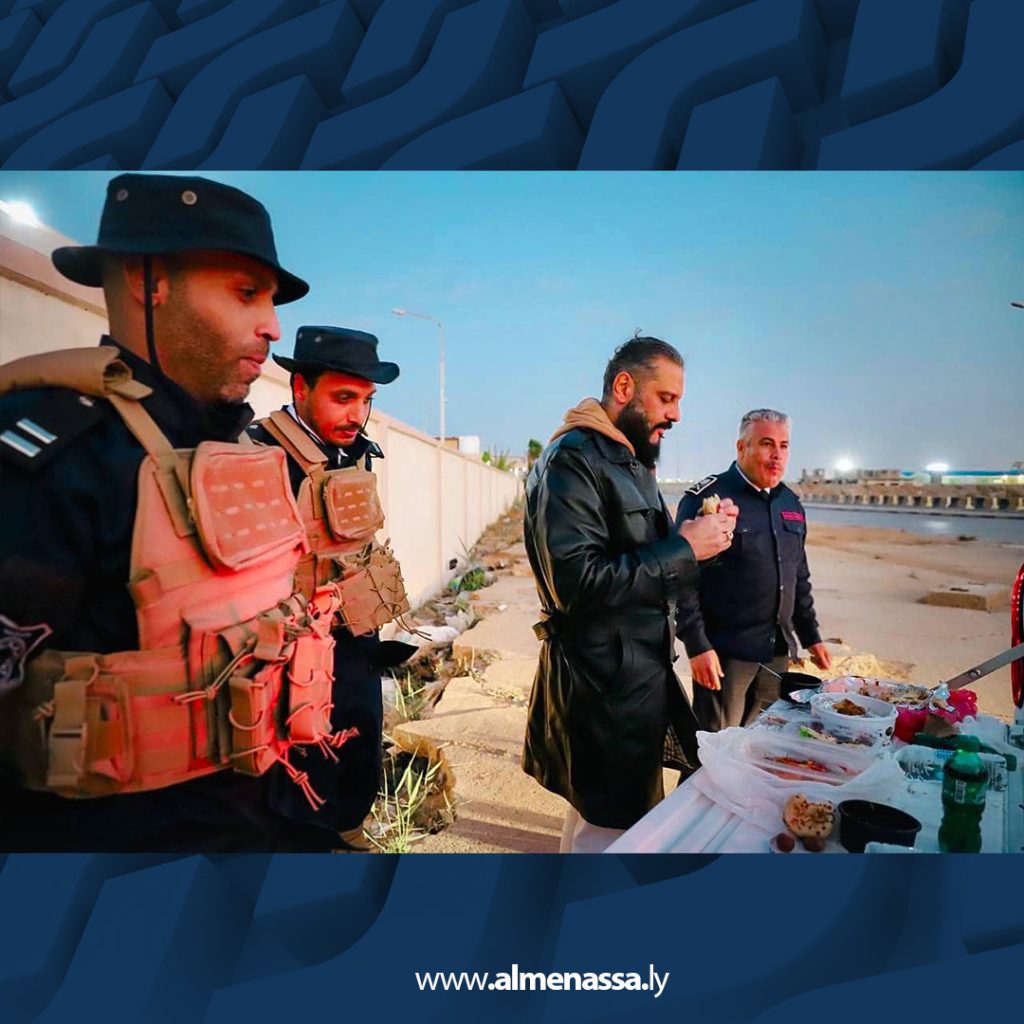 يبلاى مدير أمن بنغازي يتفقد نقاط انضباط الشارع العام ويشارك الأعضاء وجبة الإفطار