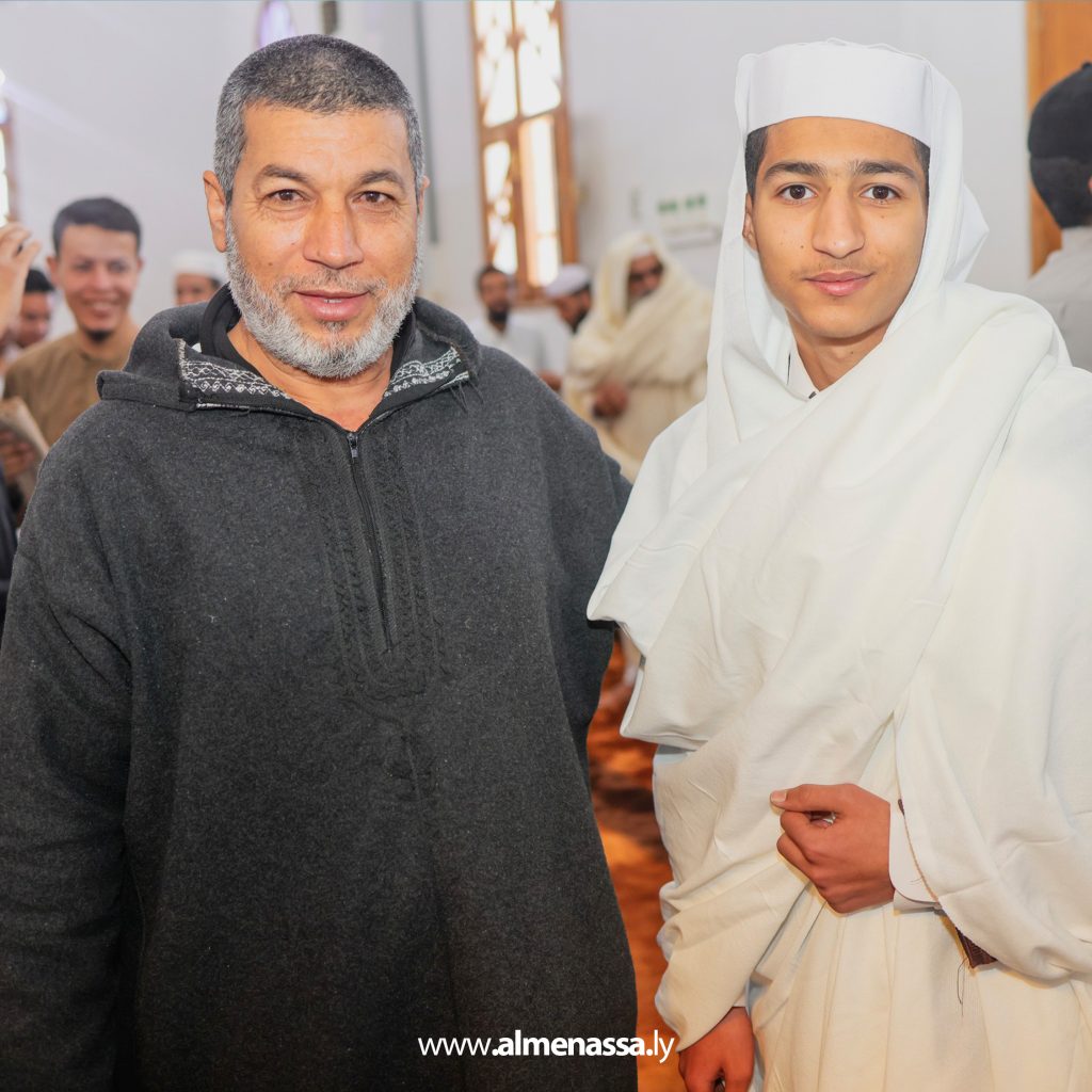 01 2 بالزي التقليدي القديم "الحولي" أهالي تندميرة يحتفلون بتخريج دفعة من حفظة القرآن الكريم