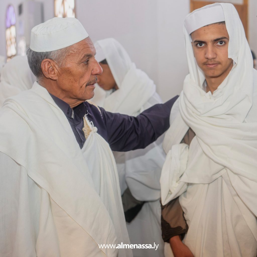 02 2 بالزي التقليدي القديم "الحولي" أهالي تندميرة يحتفلون بتخريج دفعة من حفظة القرآن الكريم