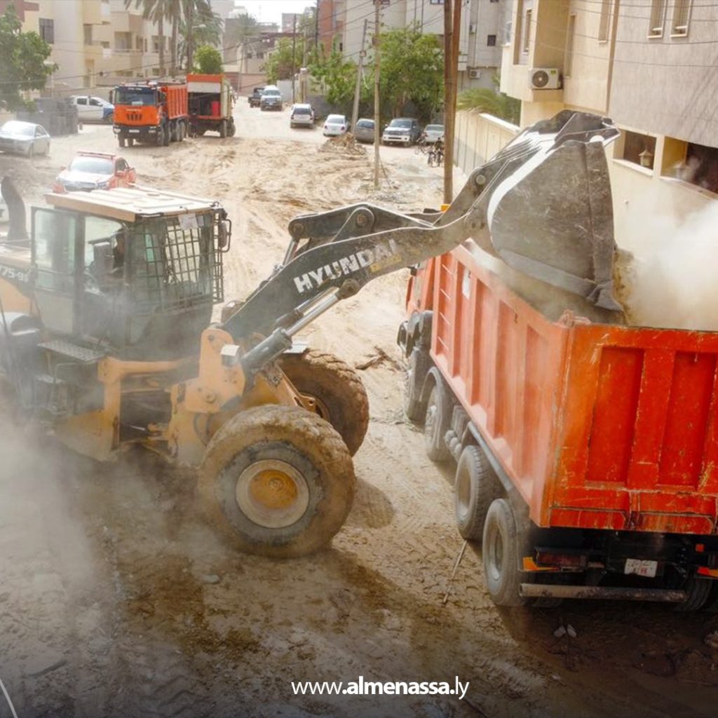 02 51 تواصل أعمال الإزالة وفتح المسارات في منطقة شط الهنشير