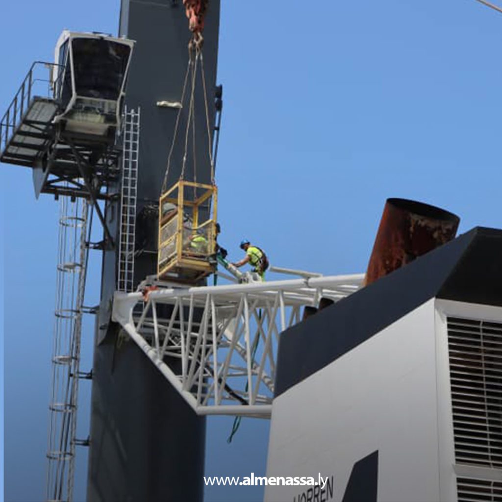 02 57 وصول رافعة ألمانية متطورة إلى ميناء جليانة لدعم مناولة الحاويات الثقيلة