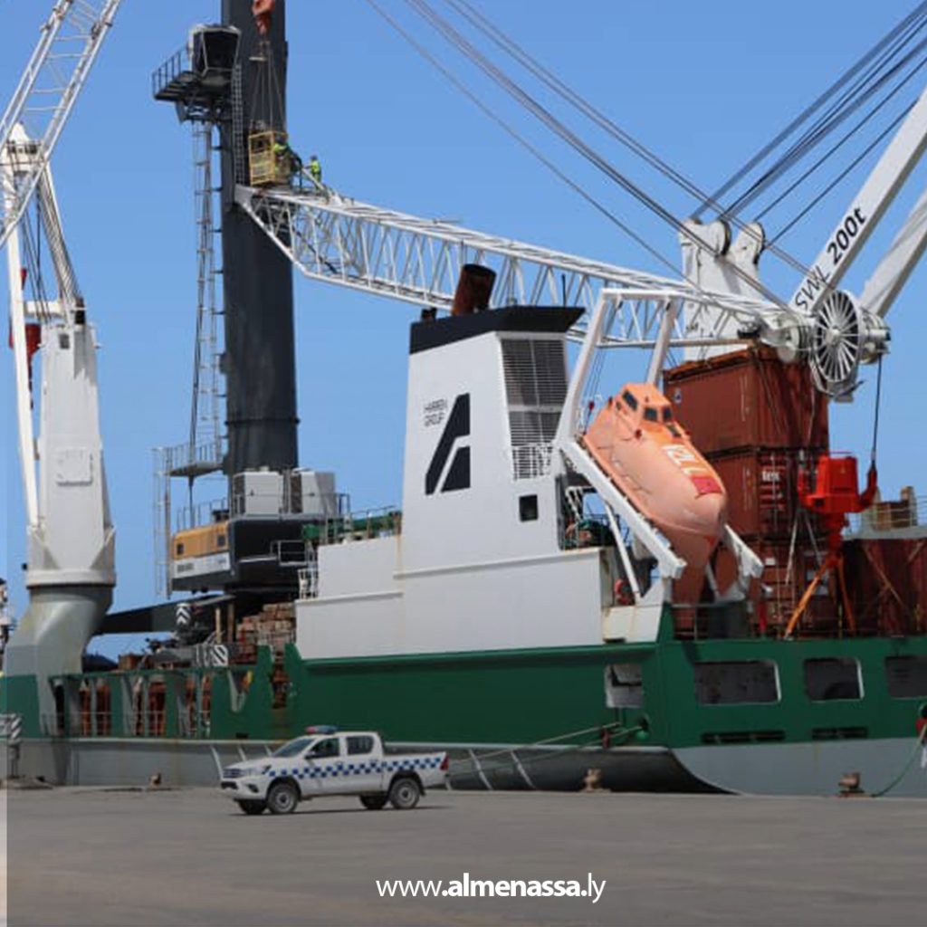 03 48 وصول رافعة ألمانية متطورة إلى ميناء جليانة لدعم مناولة الحاويات الثقيلة