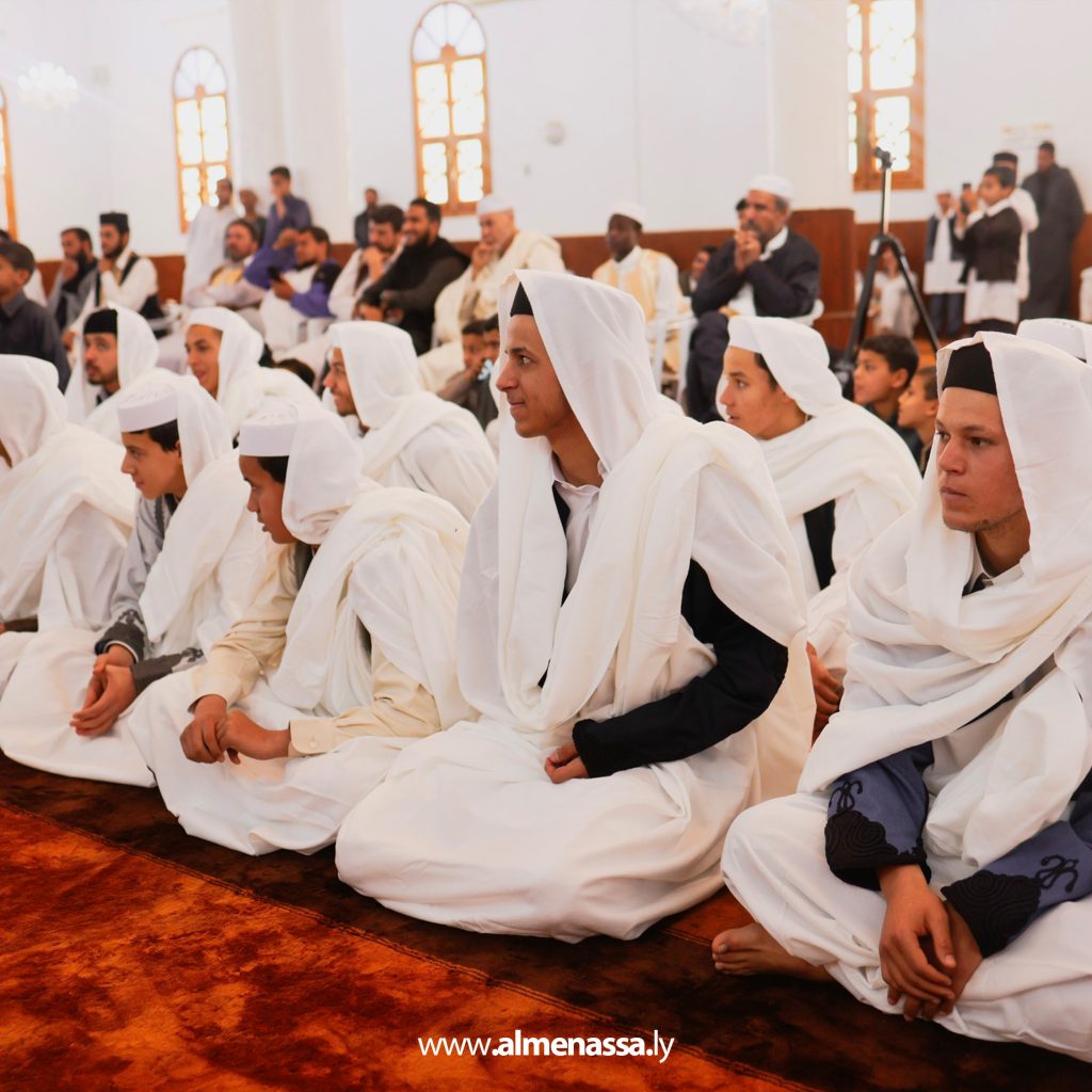 04 2 بالزي التقليدي القديم "الحولي" أهالي تندميرة يحتفلون بتخريج دفعة من حفظة القرآن الكريم
