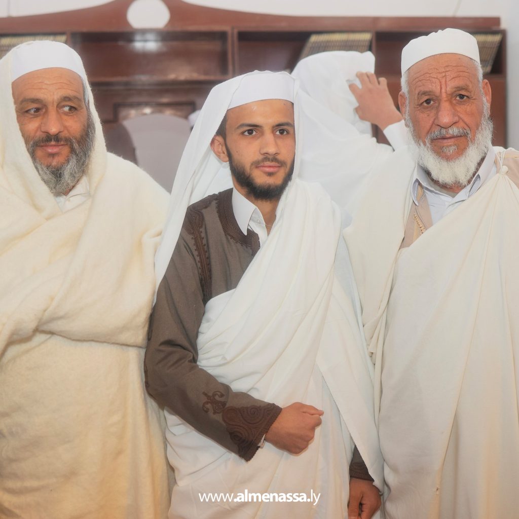 08 1 بالزي التقليدي القديم "الحولي" أهالي تندميرة يحتفلون بتخريج دفعة من حفظة القرآن الكريم