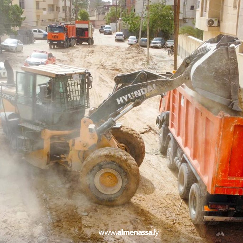 extra1 144 الخدمات العامة طرابلس تواصل أعمال إزالة وفتح المسارات في شط الهنشير