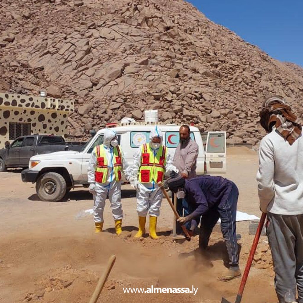 extra11 105 فريق من جهاز الإسعاف والطوارئ بالكفرة يكشف عن جثث قديمة قرب العوينات بتكليف من النيابة العامة