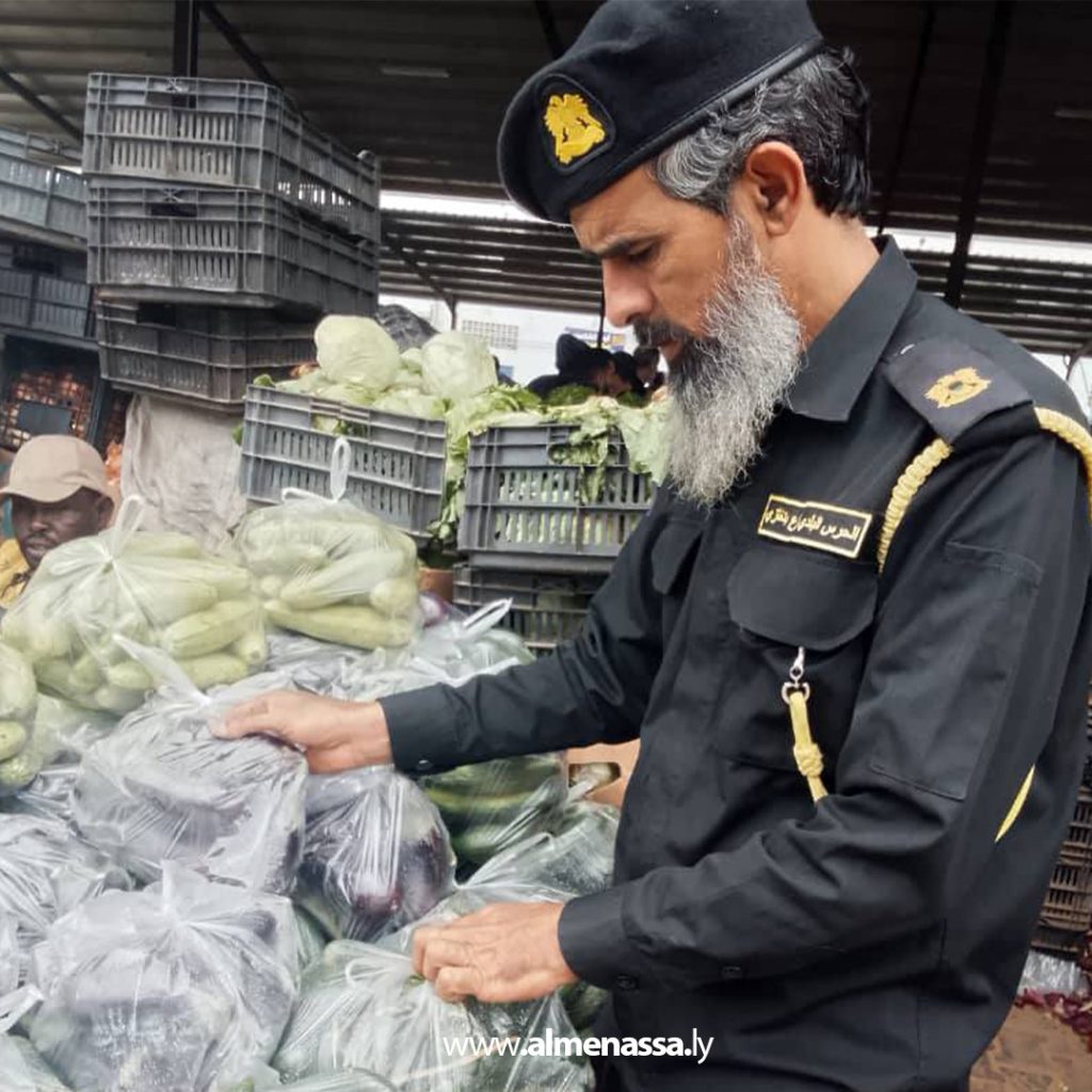 extra11 146 الحرس البلدي ينفذ حملة ميدانية لتنظيم سوق الفندق البلدي وضبط المخالفات