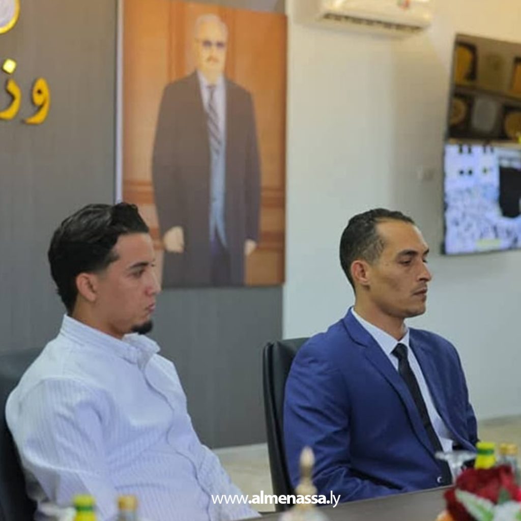 extra111 78 وزير العمل والتأهيل يجتمع بموظفي أمانة سر الوزير ويؤكد على تنظيم العمل الإداري بالمقر الجديد