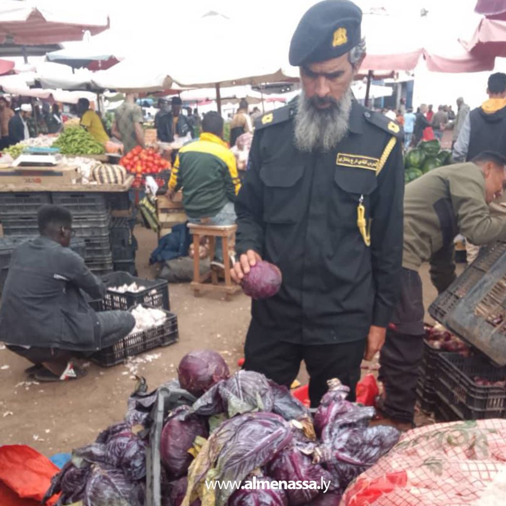 extra111 83 الحرس البلدي ينفذ حملة ميدانية لتنظيم سوق الفندق البلدي وضبط المخالفات