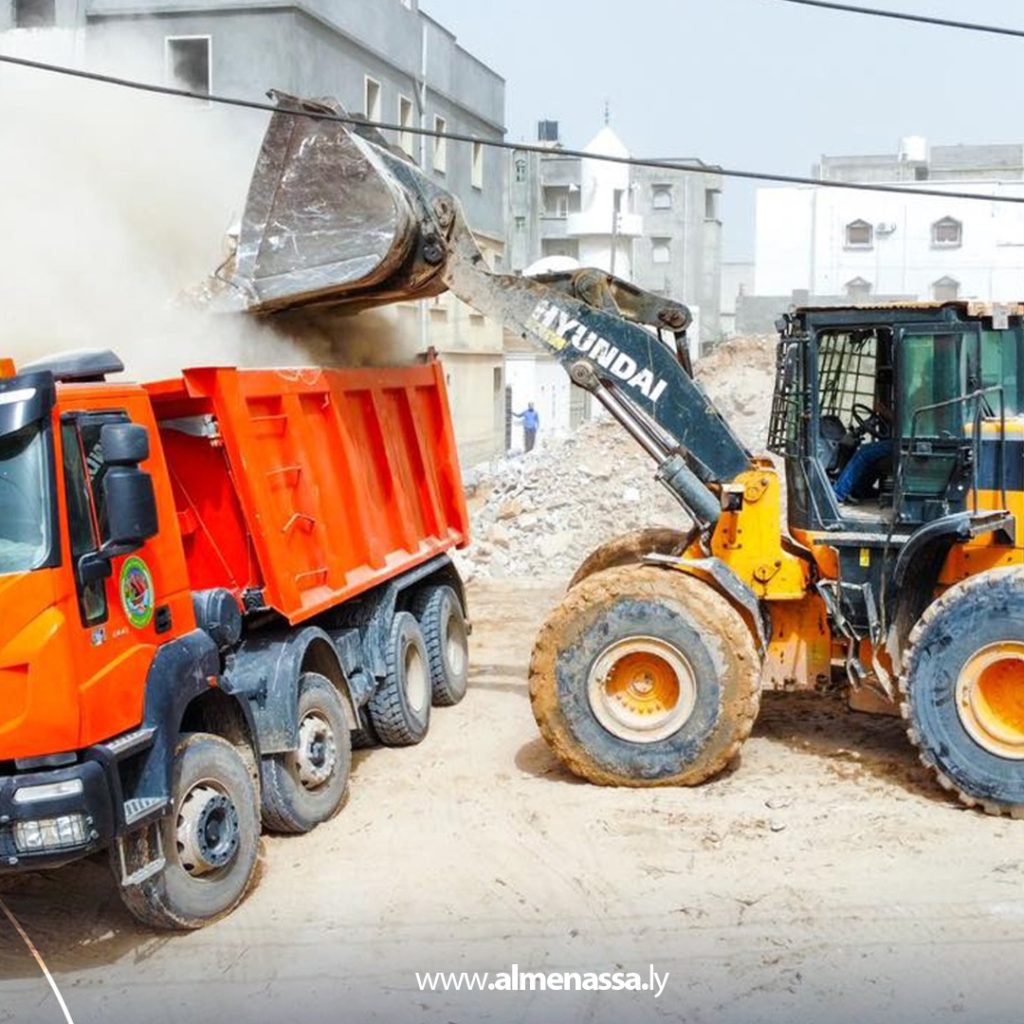 extra1111 16 الخدمات العامة طرابلس تواصل أعمال إزالة وفتح المسارات في شط الهنشير