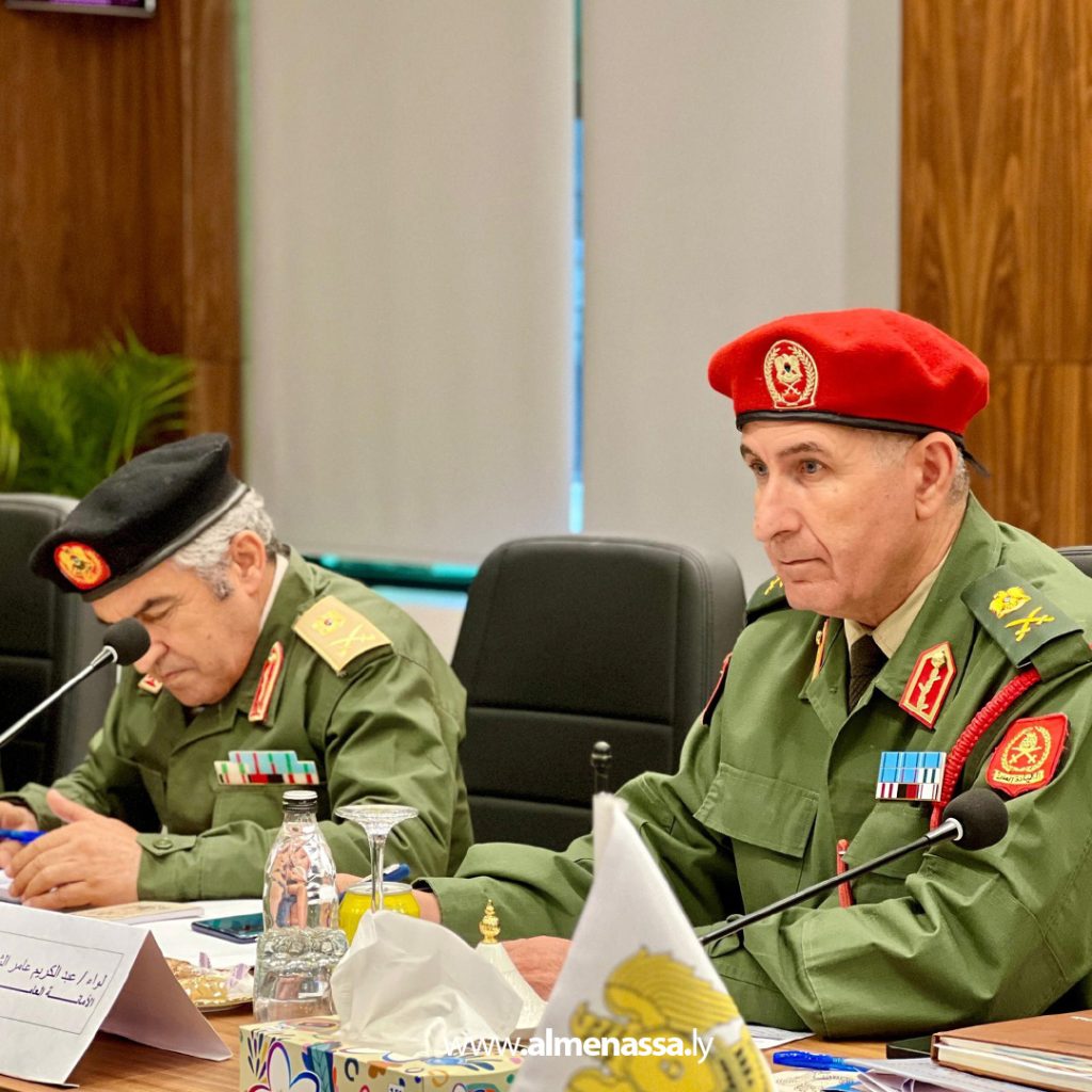 extra111111 7 اجتماع موسع في مقر القيادة العامة لمتابعة سير العمل العسكري وخطط التطوير
