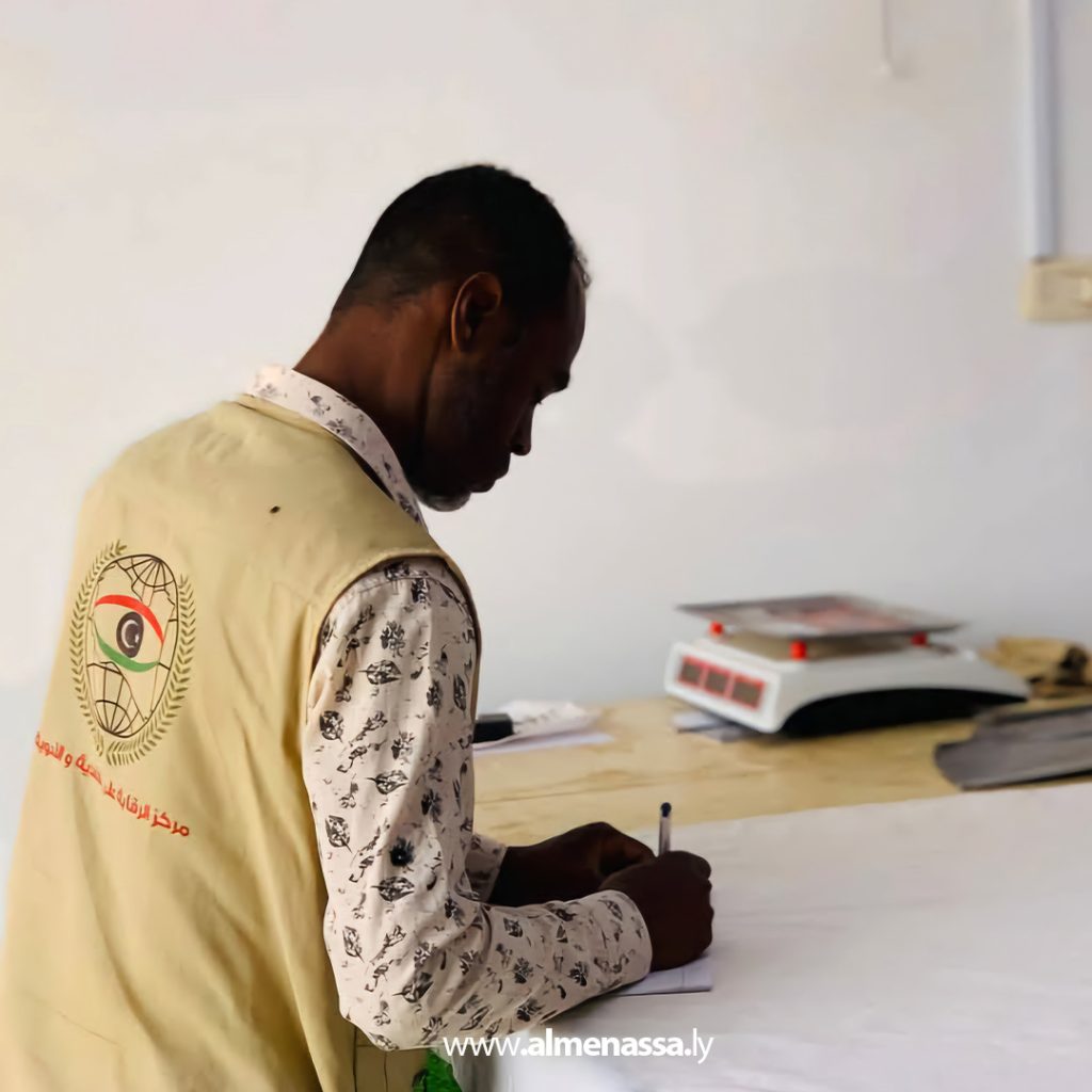 extra11111111 1 الحرس البلدي القرضة الشاطئ يضبط لحوماً فاسدة وخضروات منتهية الصلاحية