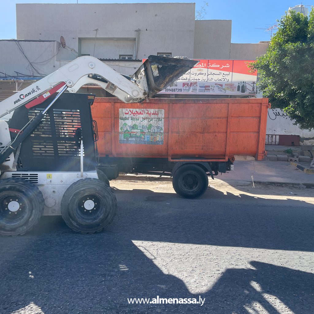 extra2 85 بلدية العجيلات تواصل حملة نظافة موسعة تستهدف الشوارع الرئيسية والمخطط العام