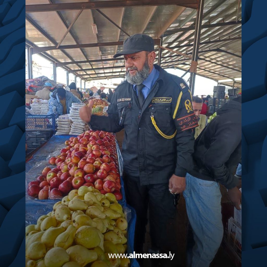 الحرس البلدي في بنغازي يشدد الرقابة على المحال التجارية بحملات تفتيشية مكثفة 3 باى 1