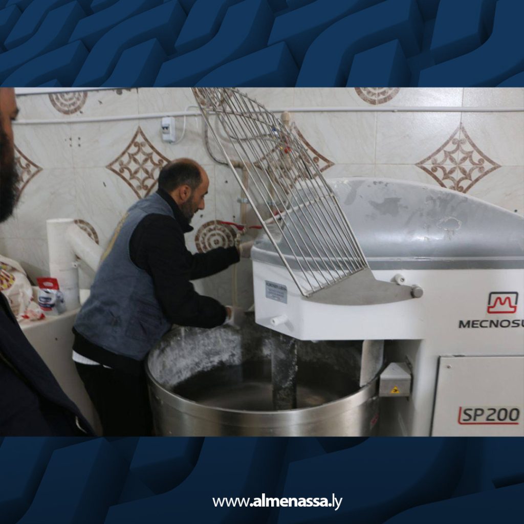 بسي  مختبرات شؤون الإصحاح البيئي تاجوراء تسحب عينات مياه من عدد من المخابز
