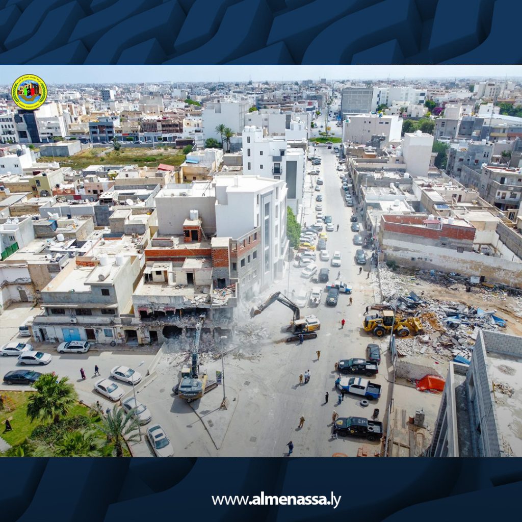بل 4 بدء أعمال إزالة العوائق وفتح المسارات في شارع الجمهورية بفشلوم تمهيداً لتطويره