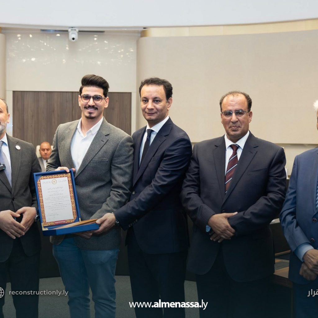 لا 2 المهندس بالقاسم حفتر يُكرّم أوائل خريجي الهندسة والطب بجامعة بنغازي الموفدين إلى بريطانيا للدراسات العليا