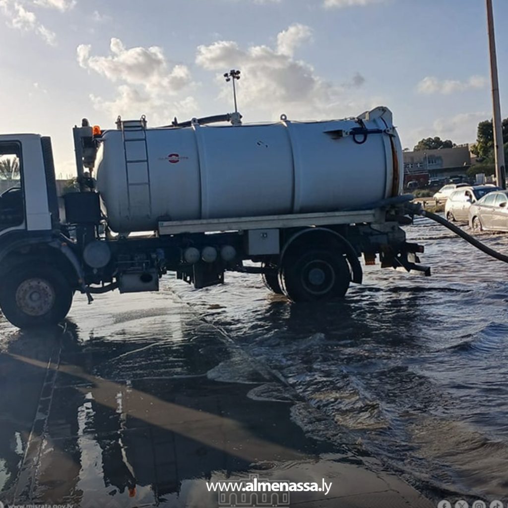 يبللا  بلدية مصراتة: فرق الطوارئ تواصل أعمال شفط مياه الأمطار   