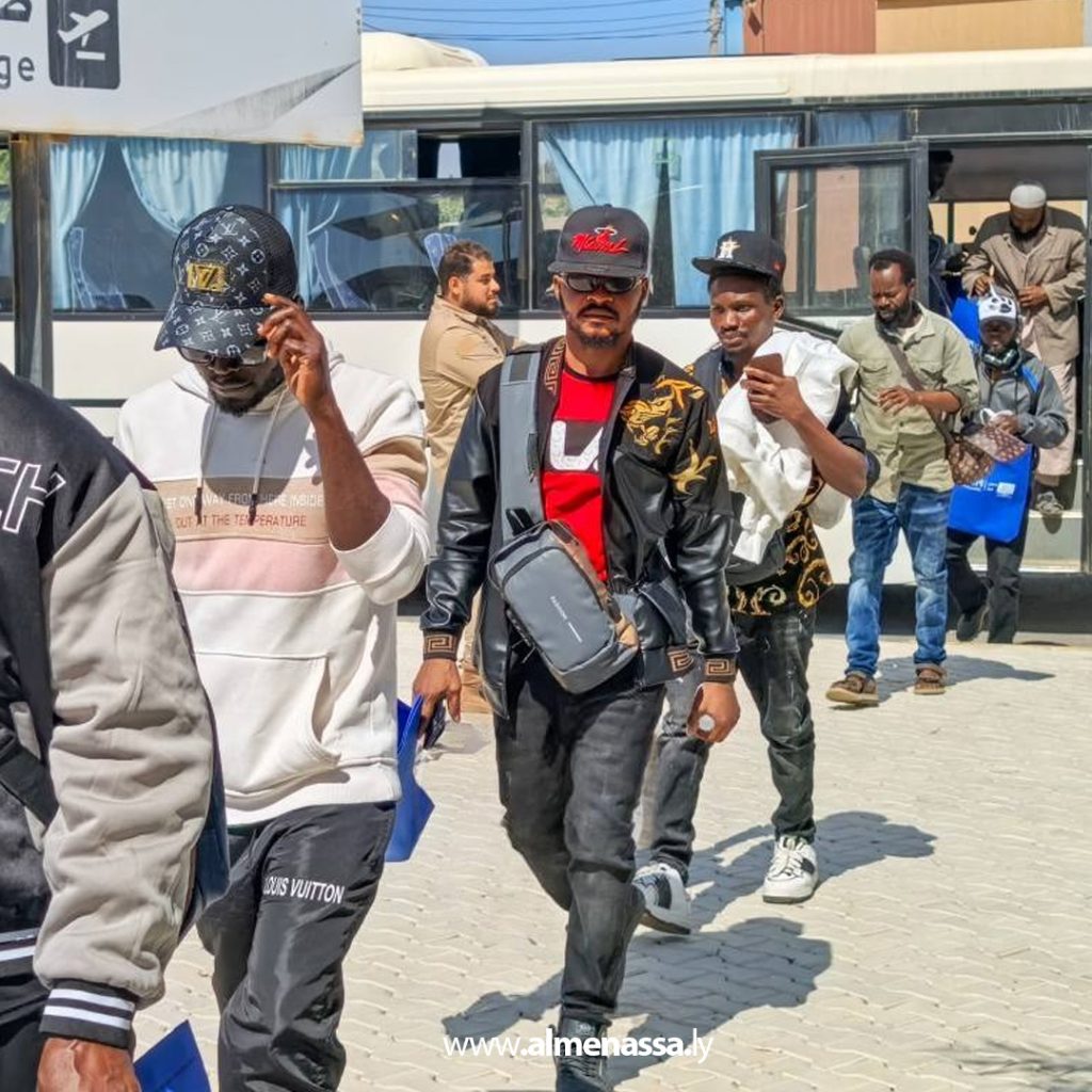 01 64 التركي: ترحيل 180 مهاجرًا غير شرعي من مطار مصراتة إلى غانا ضمن برنامج العودة الطوعية