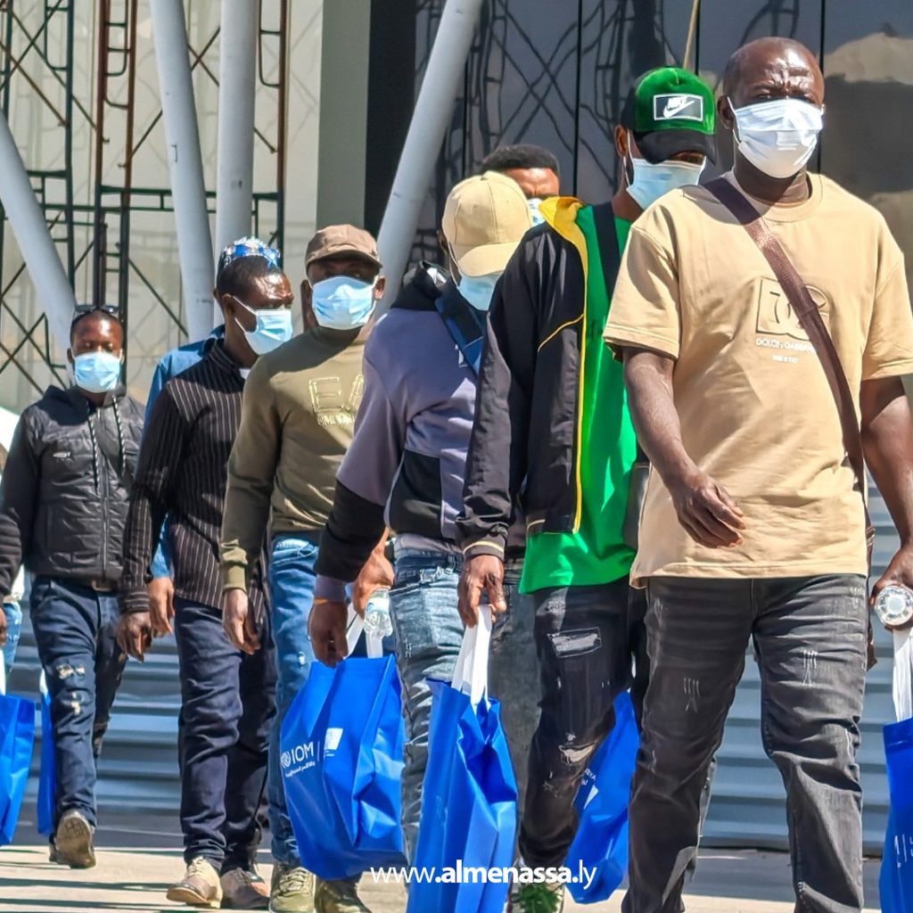 02 50 التركي: ترحيل 180 مهاجرًا غير شرعي من مطار مصراتة إلى غانا ضمن برنامج العودة الطوعية