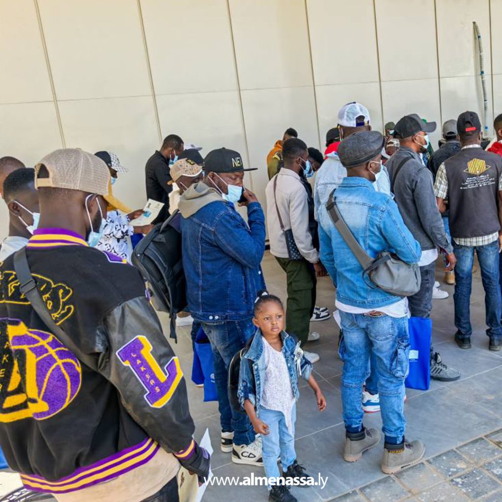 03 42 التركي: ترحيل 180 مهاجرًا غير شرعي من مطار مصراتة إلى غانا ضمن برنامج العودة الطوعية