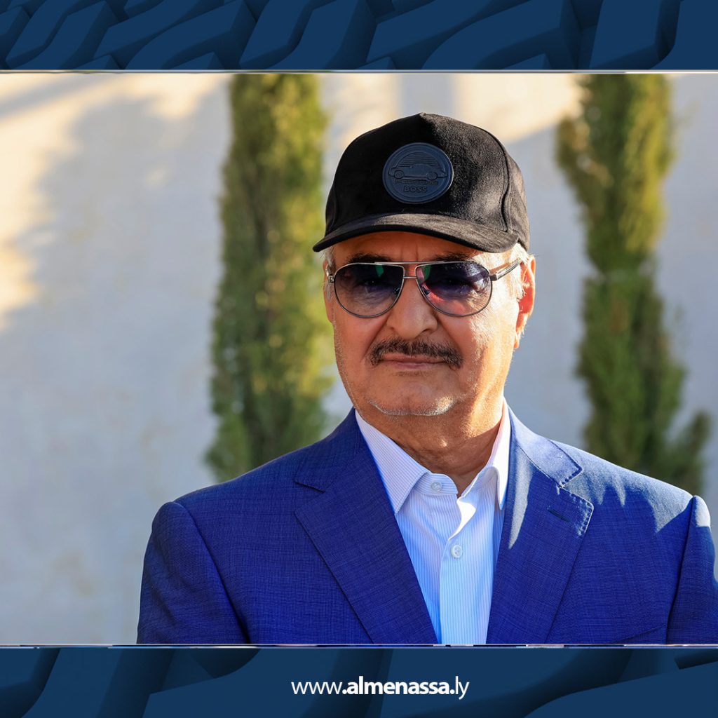 12 القائد العام للقوات المسلحة يتفقد مضمار نادي الوطن استعدادًا لبطولة فرسان الكرامة