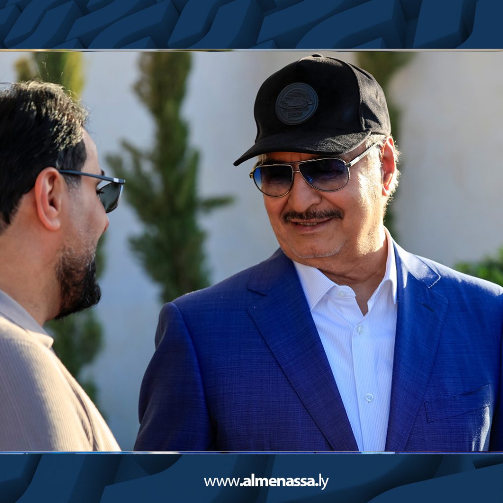15 القائد العام للقوات المسلحة يتفقد مضمار نادي الوطن استعدادًا لبطولة فرسان الكرامة