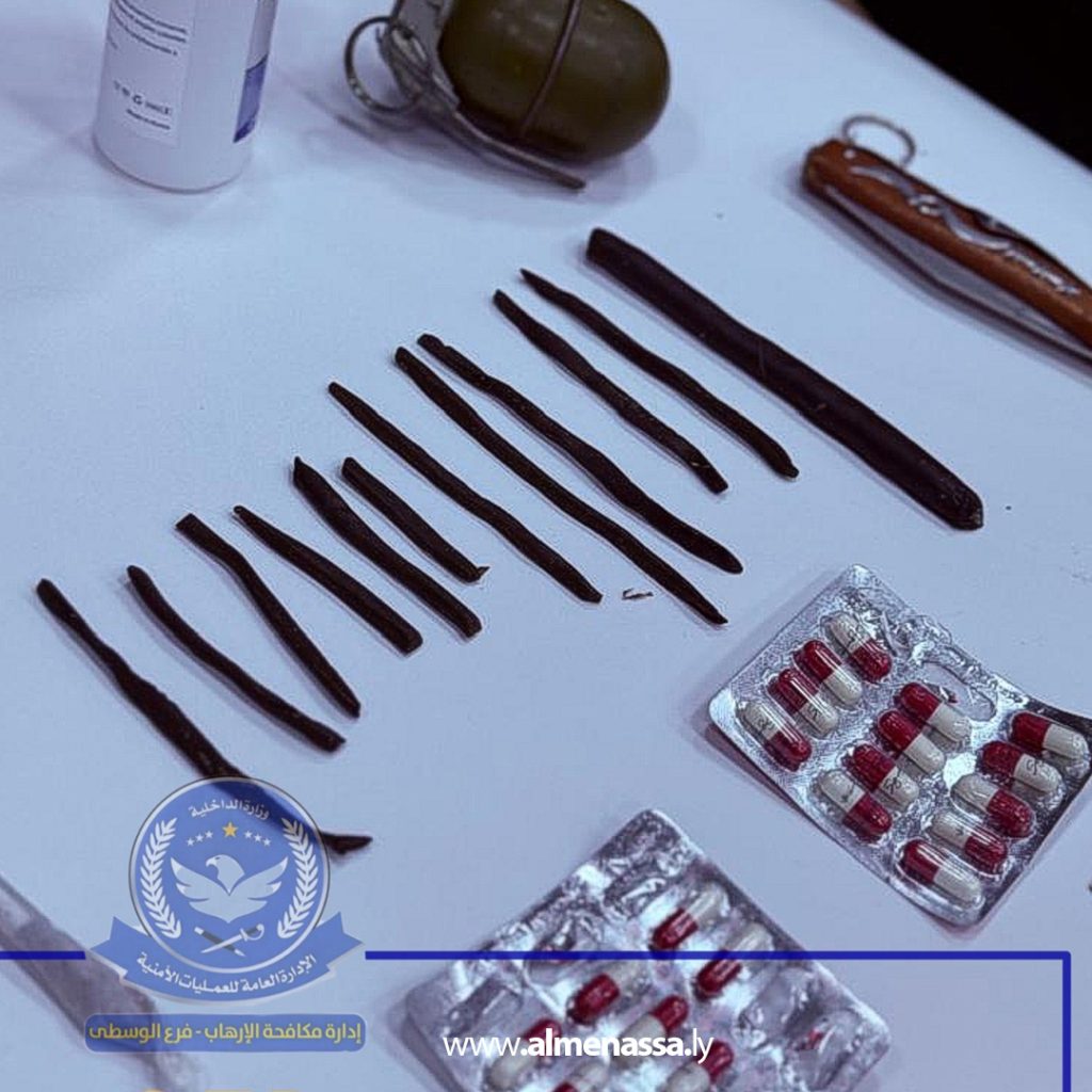 Extra 45 ضبط شباب وفتاة متورطين في قضايا مخدرات ورذيلة في استراحة خاصة بمصراتة